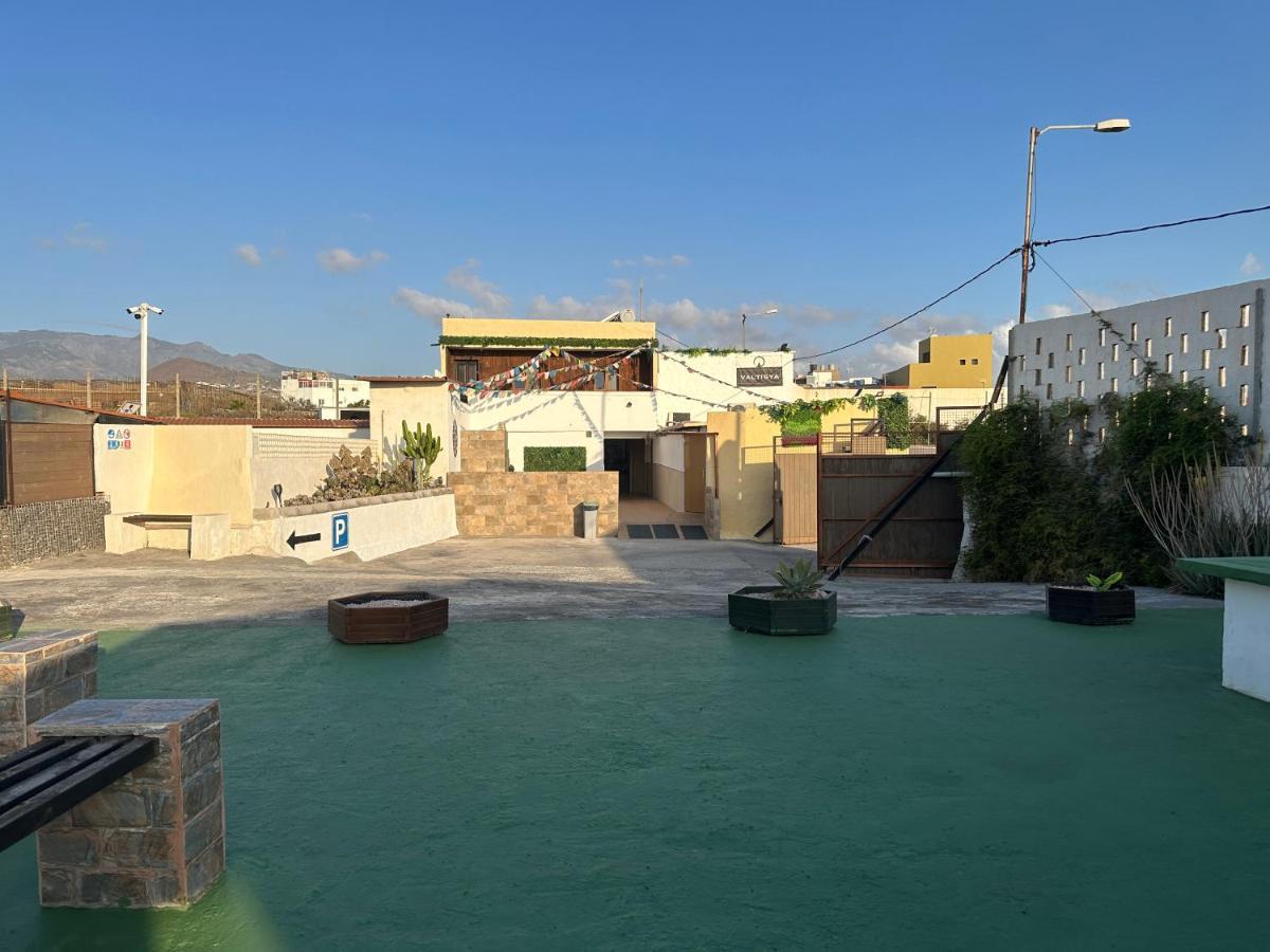 Hostal Valtisya Pool And Airport Telde Exterior foto
